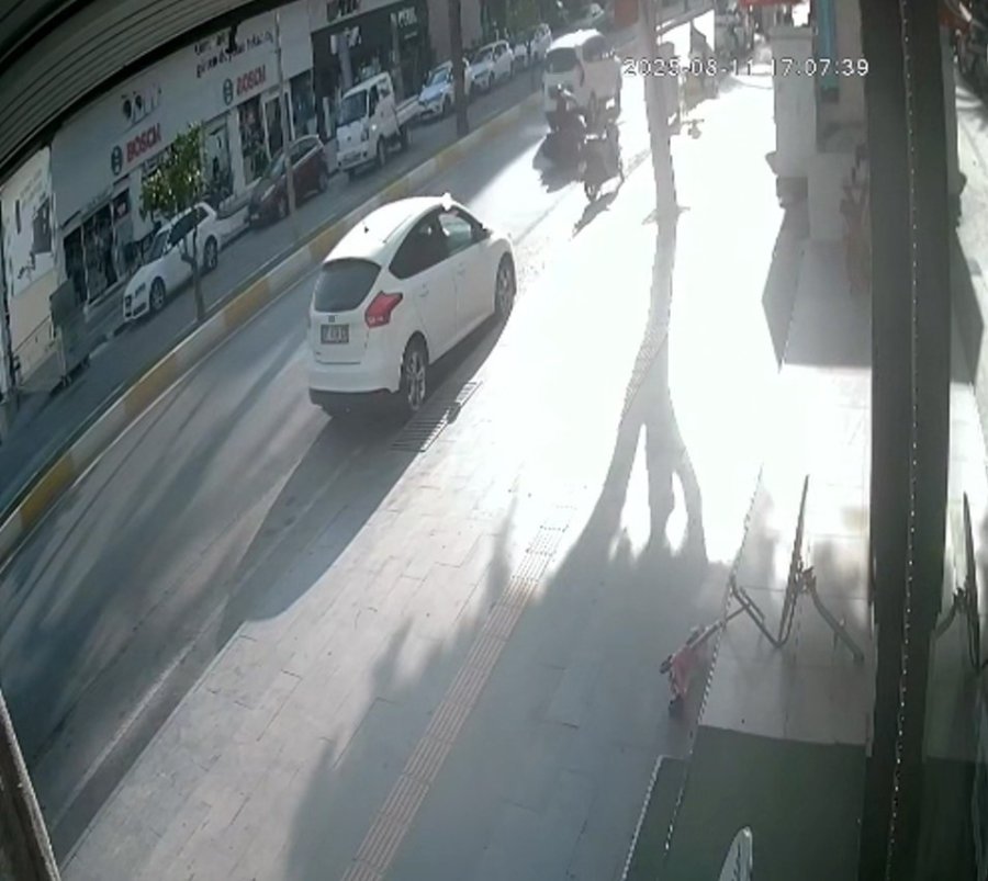 Motorlu Bisiklet, Araca Çarpıp Devrildi: Bisiklet Sürücüsü Yaralandı