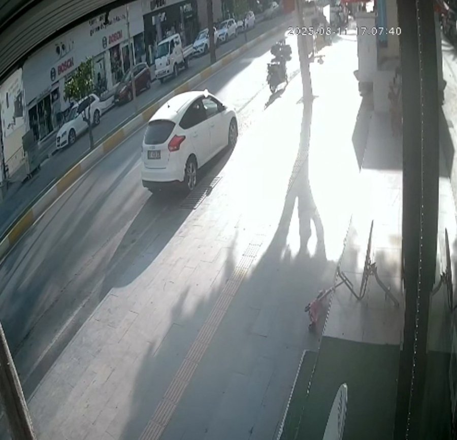 Motorlu Bisiklet, Araca Çarpıp Devrildi: Bisiklet Sürücüsü Yaralandı