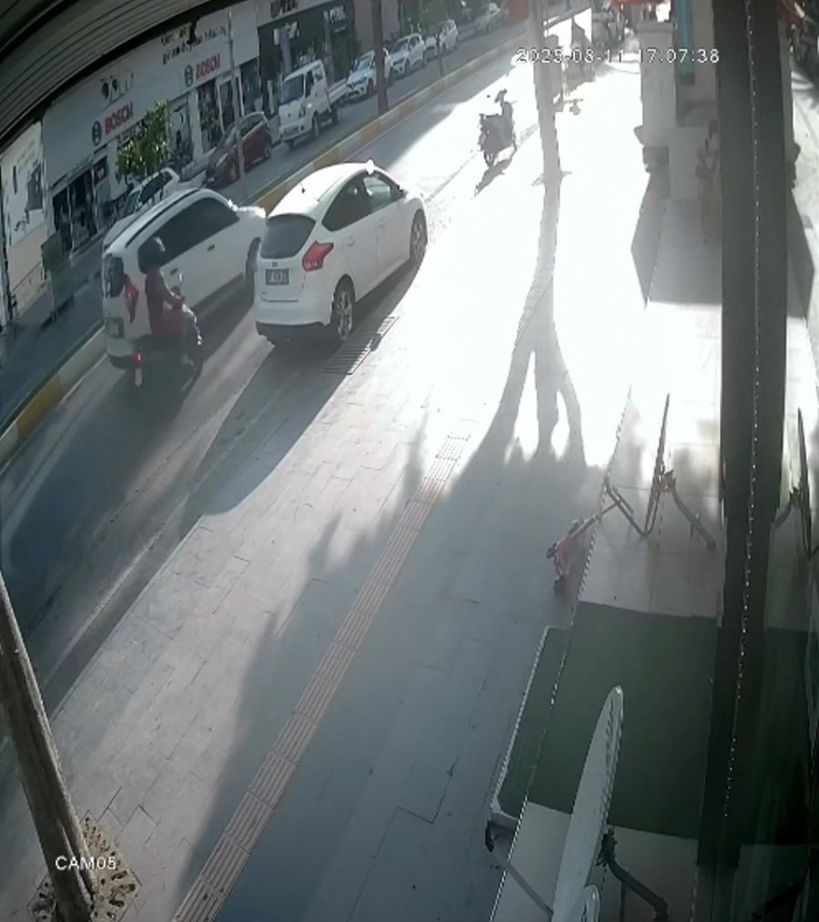 Motorlu Bisiklet, Araca Çarpıp Devrildi: Bisiklet Sürücüsü Yaralandı