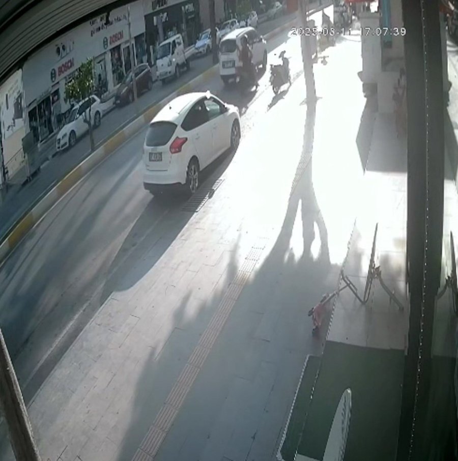 Motorlu Bisiklet, Araca Çarpıp Devrildi: Bisiklet Sürücüsü Yaralandı