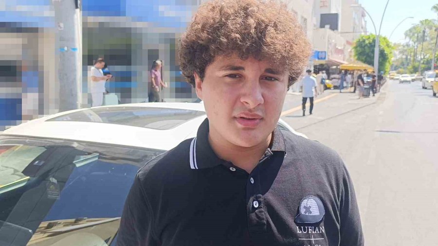 Kırmızı Işıkta Bekleyen Sürücünün Önünü Kesip Saldırdılar, O Anlar Güvenlik Kamerasına Yansıdı