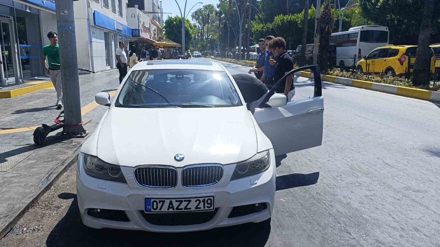 Kırmızı Işıkta Bekleyen Sürücünün Önünü Kesip Saldırdılar, O Anlar Güvenlik Kamerasına Yansıdı