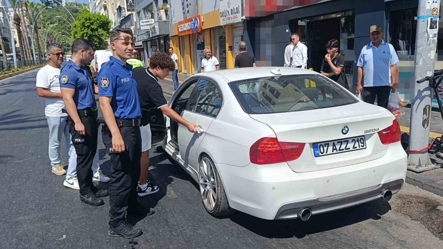 Kırmızı Işıkta Bekleyen Sürücünün Önünü Kesip Saldırdılar, O Anlar Güvenlik Kamerasına Yansıdı