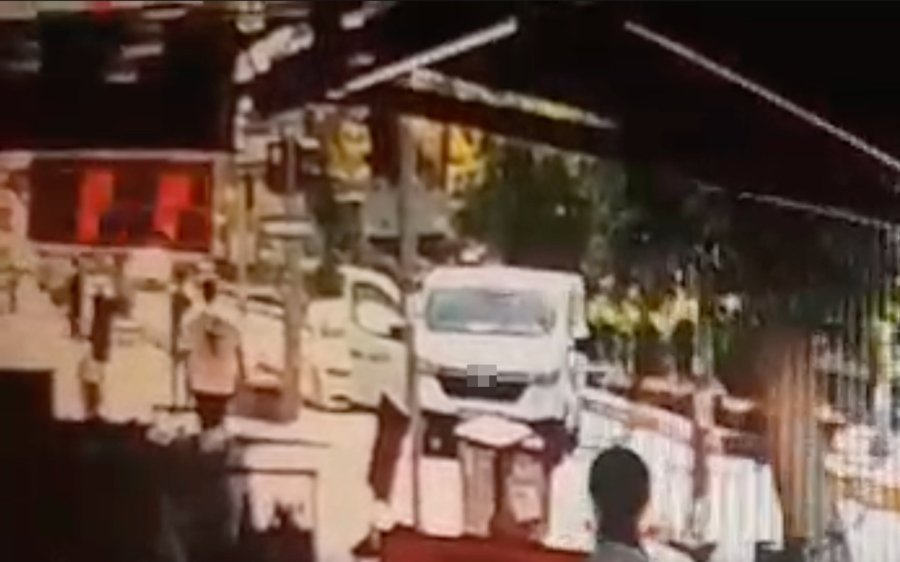 Kırmızı Işıkta Bekleyen Sürücünün Önünü Kesip Saldırdılar, O Anlar Güvenlik Kamerasına Yansıdı