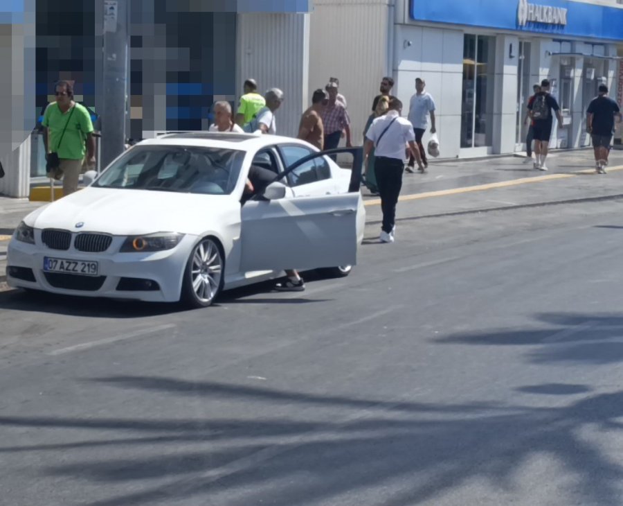 Kırmızı Işıkta Bekleyen Sürücünün Önünü Kesip Saldırdılar, O Anlar Güvenlik Kamerasına Yansıdı