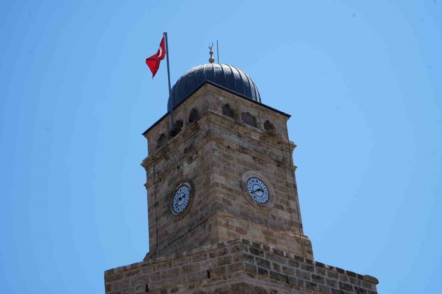 Antalya’nın Simgesi Saat Kulesi’nin Saati Aylardır Doğru Zamanı Göstermiyor