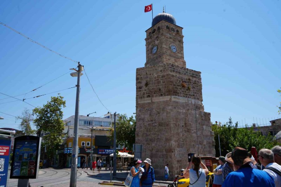 Antalya’nın Simgesi Saat Kulesi’nin Saati Aylardır Doğru Zamanı Göstermiyor