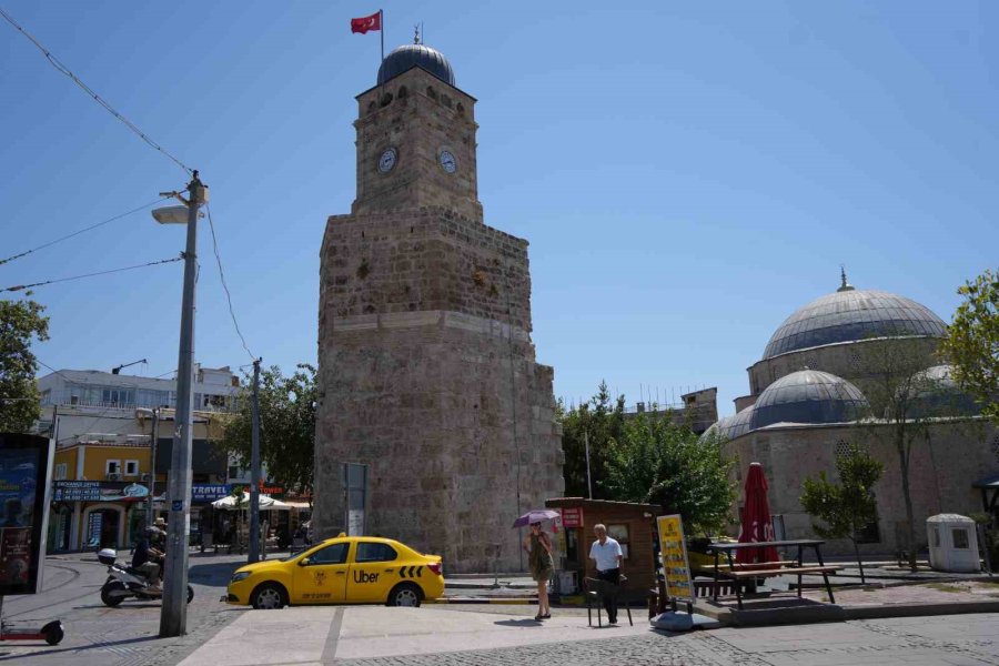 Antalya’nın Simgesi Saat Kulesi’nin Saati Aylardır Doğru Zamanı Göstermiyor