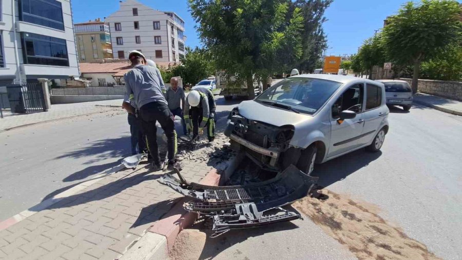 Karaman’da Kediye Çarpmamak İçin Manevra Yapan Sürücünün Otomobili Aydınlatma Direğini Devirdi