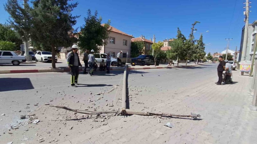 Karaman’da Kediye Çarpmamak İçin Manevra Yapan Sürücünün Otomobili Aydınlatma Direğini Devirdi