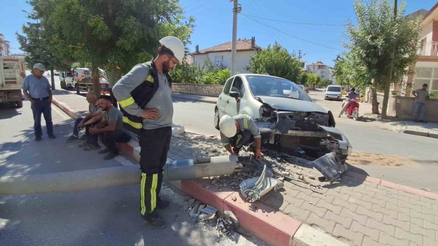 Karaman’da Kediye Çarpmamak İçin Manevra Yapan Sürücünün Otomobili Aydınlatma Direğini Devirdi