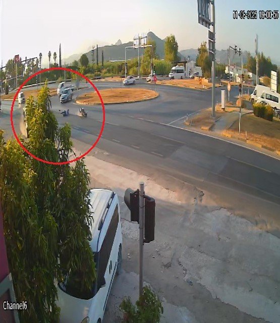 Kırmızı Işık İhlali Yapan Tur Aracı Motosiklete Çarptı: 1 Ölü