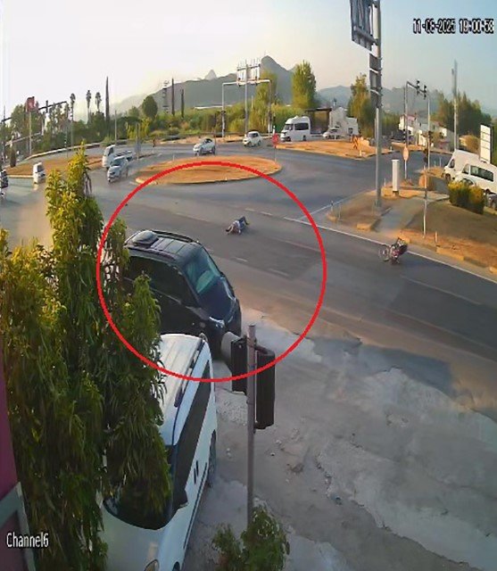 Kırmızı Işık İhlali Yapan Tur Aracı Motosiklete Çarptı: 1 Ölü