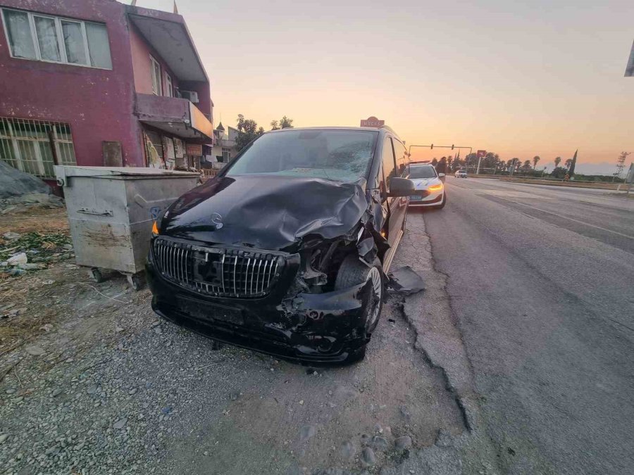Kırmızı Işık İhlali Yapan Tur Aracı Motosiklete Çarptı: 1 Ölü