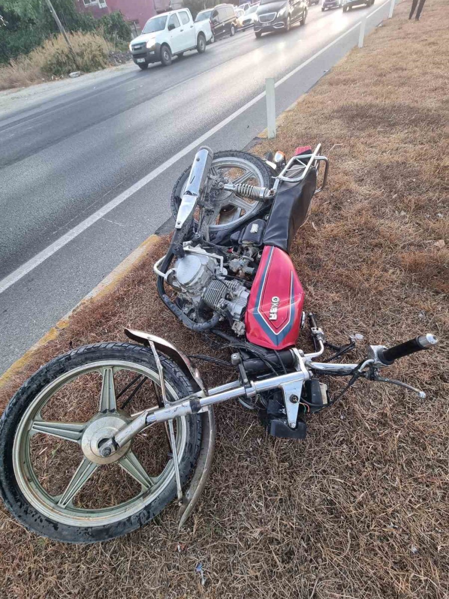 Kırmızı Işık İhlali Yapan Tur Aracı Motosiklete Çarptı: 1 Ölü