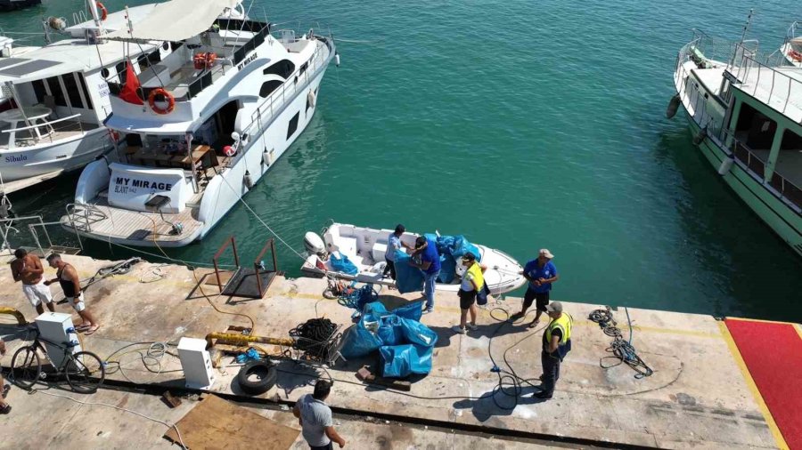 Balıkçı Barınağında Dip Temizliği: 2 Ton Çöp Çıkartıldı