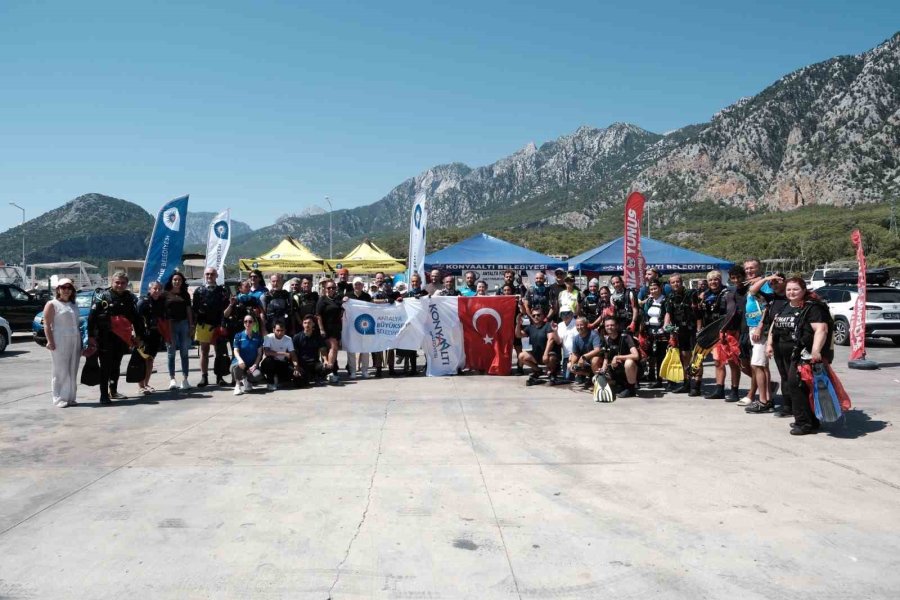 Balıkçı Barınağında Dip Temizliği: 2 Ton Çöp Çıkartıldı