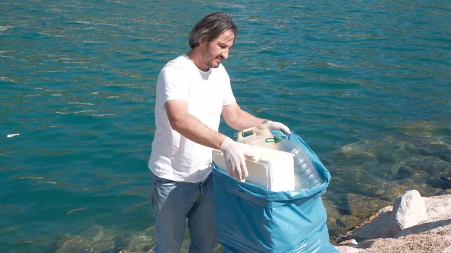 Balıkçı Barınağında Dip Temizliği: 2 Ton Çöp Çıkartıldı