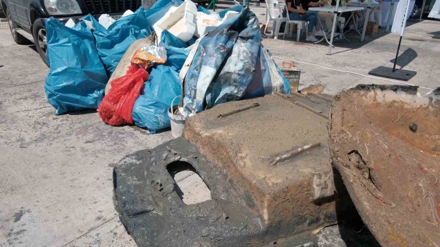 Balıkçı Barınağında Dip Temizliği: 2 Ton Çöp Çıkartıldı