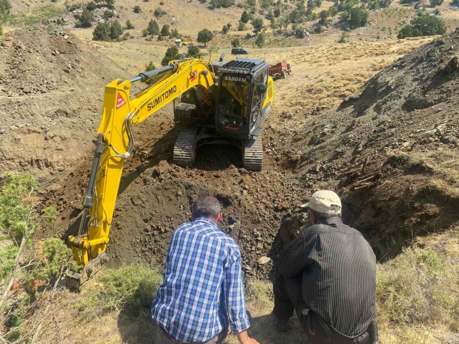Köy Halkı İmece Usulü Çeşme İnşa Etti