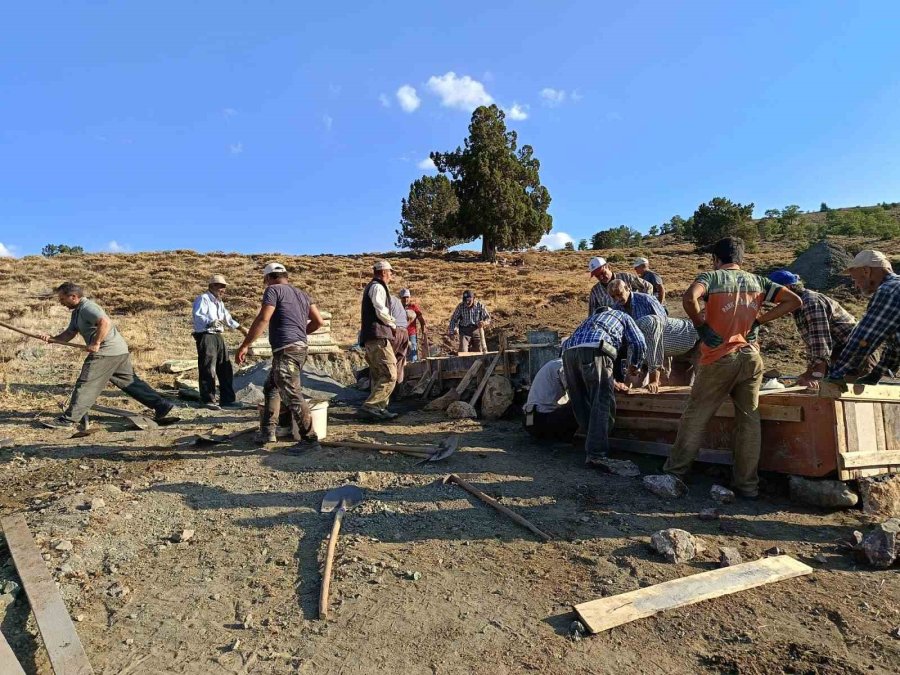 Köy Halkı İmece Usulü Çeşme İnşa Etti