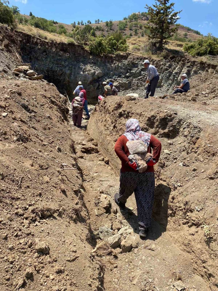 Köy Halkı İmece Usulü Çeşme İnşa Etti