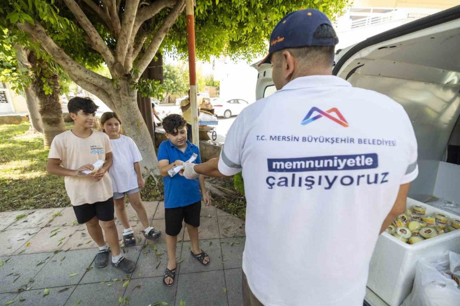 Mersin’de Çocuklara Yaz Boyu Ücretsiz Dondurma Keyfi