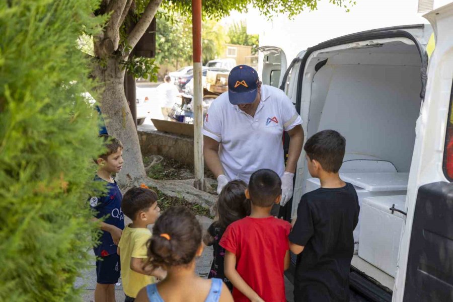 Mersin’de Çocuklara Yaz Boyu Ücretsiz Dondurma Keyfi