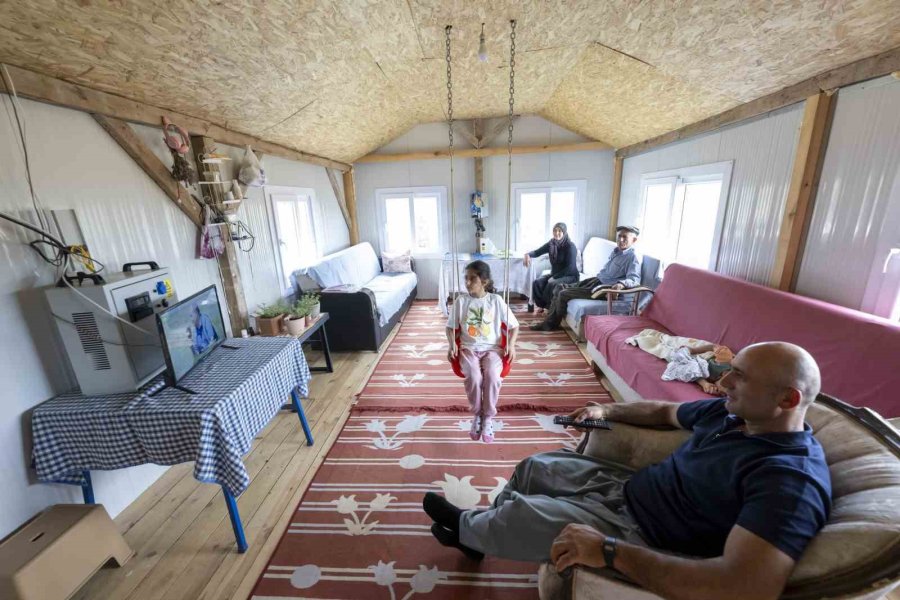 Kıl Çadırlar Güneşle Aydınlandı, Üreticinin Yüzü Güldü