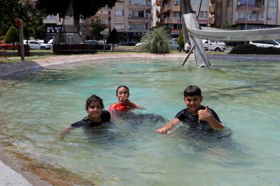 44 Derecelik Sıcaktan Bunalan Çocuklar Süs Havuzunda Serinledi