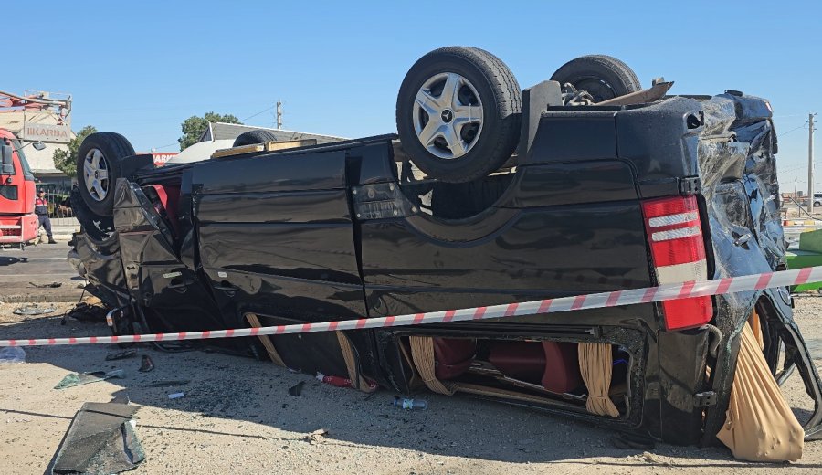 Tır, Önünde Seyreden 2 Minibüse Çarptı: 3 Yaralı