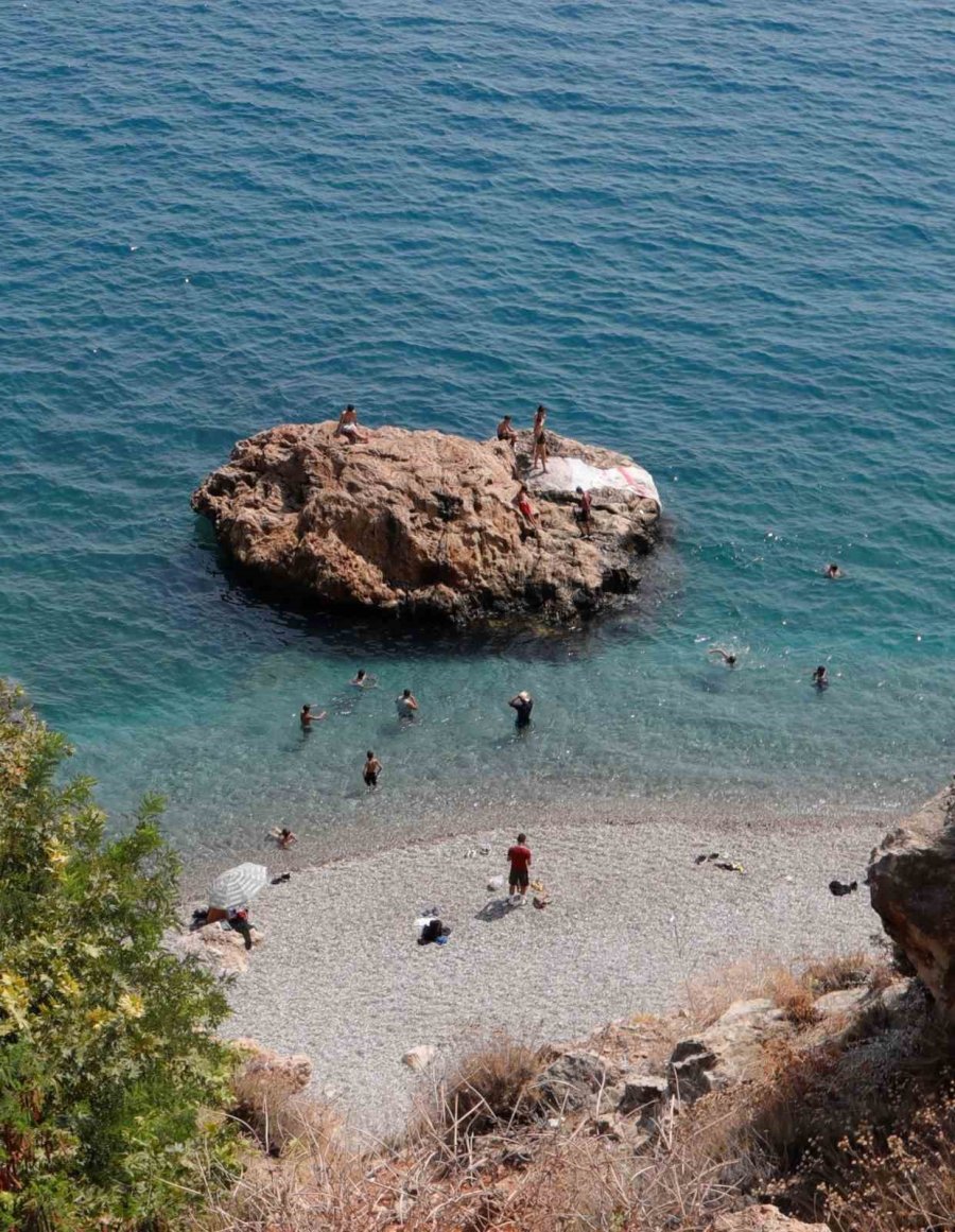 44 Derecelik Sıcaktan Bunalan Çocuklar Süs Havuzunda Serinledi