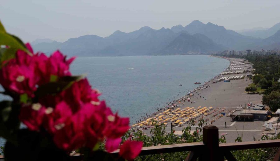 44 Derecelik Sıcaktan Bunalan Çocuklar Süs Havuzunda Serinledi