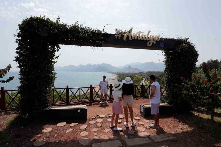 44 Derecelik Sıcaktan Bunalan Çocuklar Süs Havuzunda Serinledi