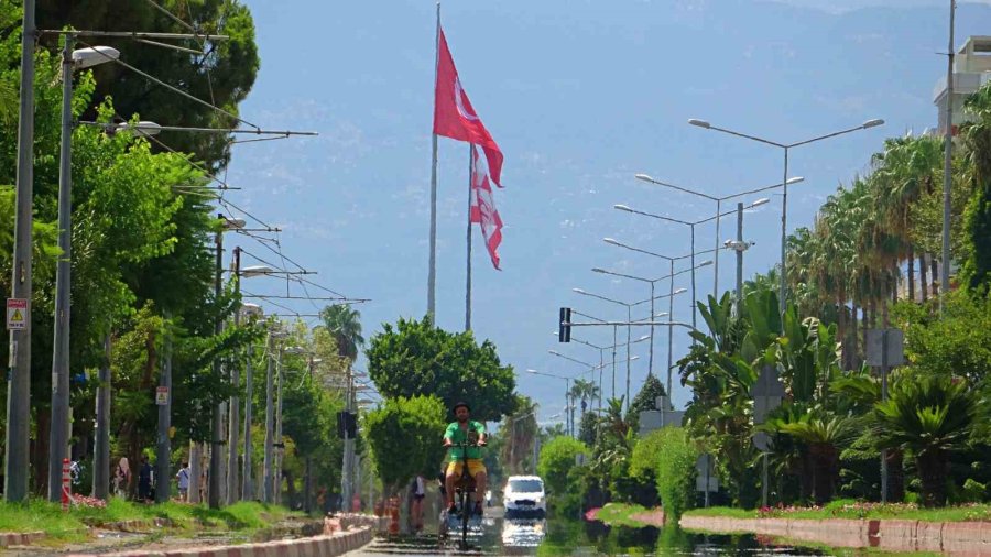 44 Derecelik Sıcaktan Bunalan Çocuklar Süs Havuzunda Serinledi