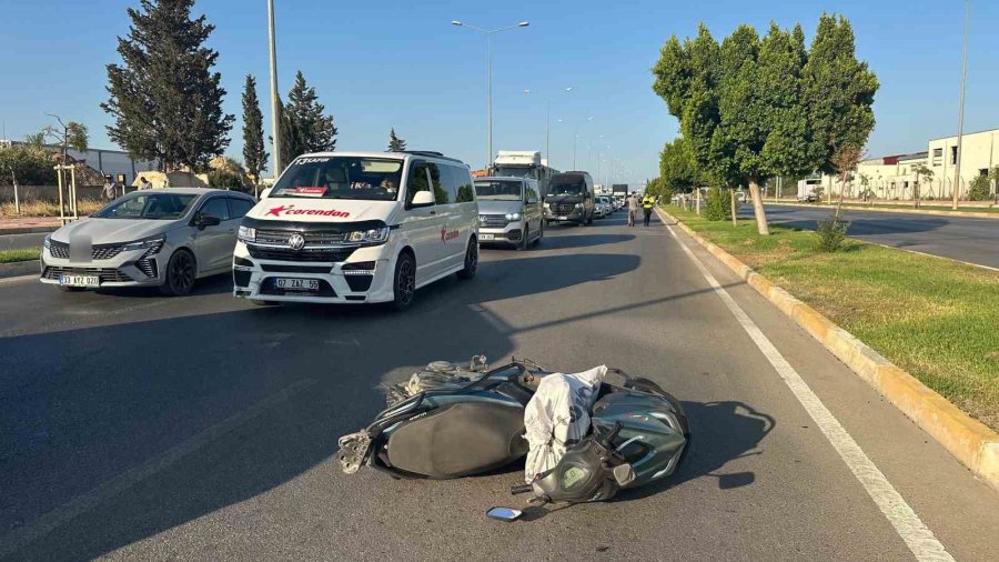 Yoldan Görüntü Alırken Cama Düşen Motosiklet Sürücüsüyle Ne Uğradıklarını Anlayamadılar
