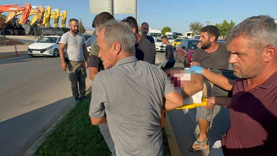 Yoldan Görüntü Alırken Cama Düşen Motosiklet Sürücüsüyle Ne Uğradıklarını Anlayamadılar