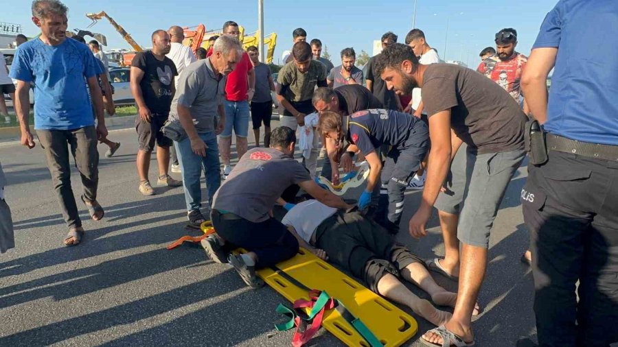 Yoldan Görüntü Alırken Cama Düşen Motosiklet Sürücüsüyle Ne Uğradıklarını Anlayamadılar