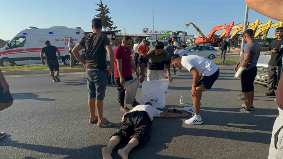 Yoldan Görüntü Alırken Cama Düşen Motosiklet Sürücüsüyle Ne Uğradıklarını Anlayamadılar