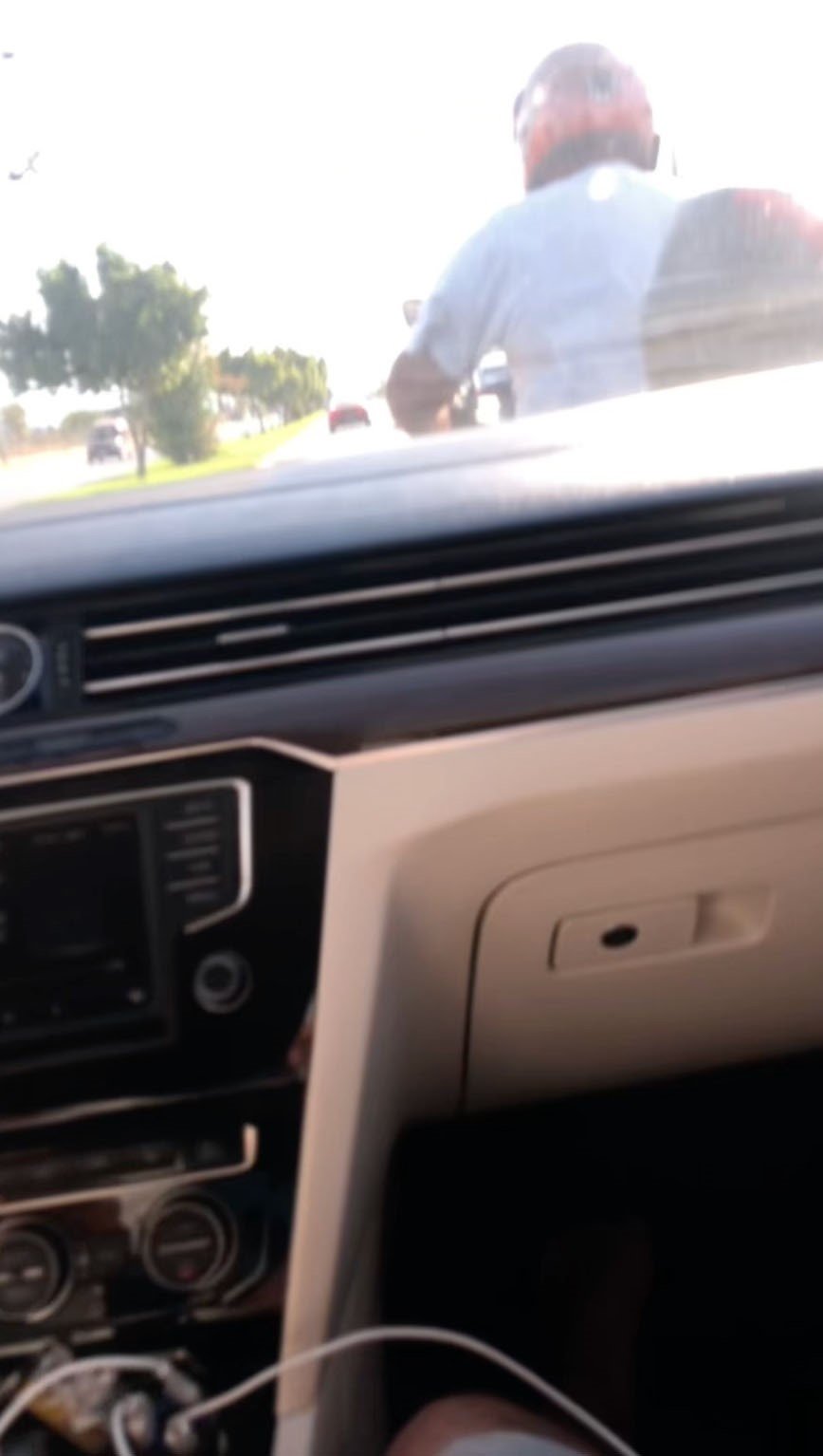 Yoldan Görüntü Alırken Cama Düşen Motosiklet Sürücüsüyle Ne Uğradıklarını Anlayamadılar