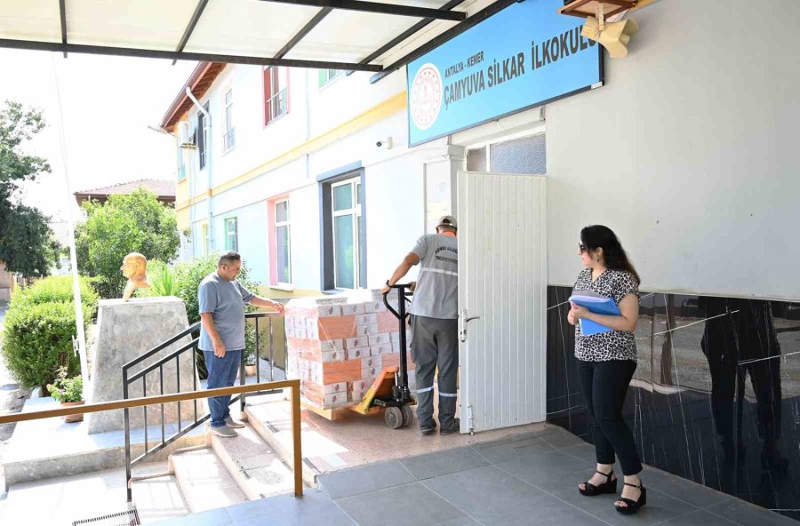 Kemer Belediyesi’nden 6 Bin 500 Öğrenciye Ücretsiz Kırtasiye Malzemesi