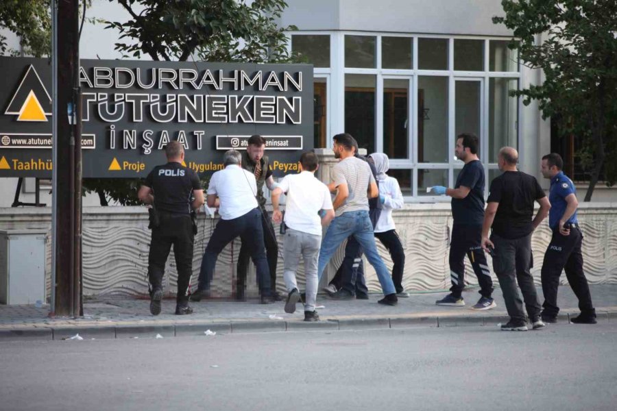 Bıçağı Boğazına Dayadı, Polis Ekipleri Müdahale Etti