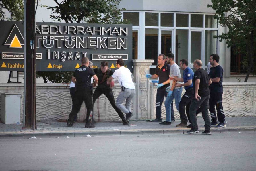 Bıçağı Boğazına Dayadı, Polis Ekipleri Müdahale Etti