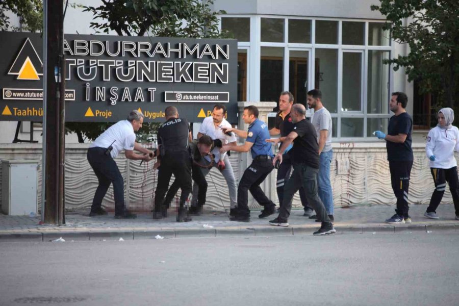 Bıçağı Boğazına Dayadı, Polis Ekipleri Müdahale Etti