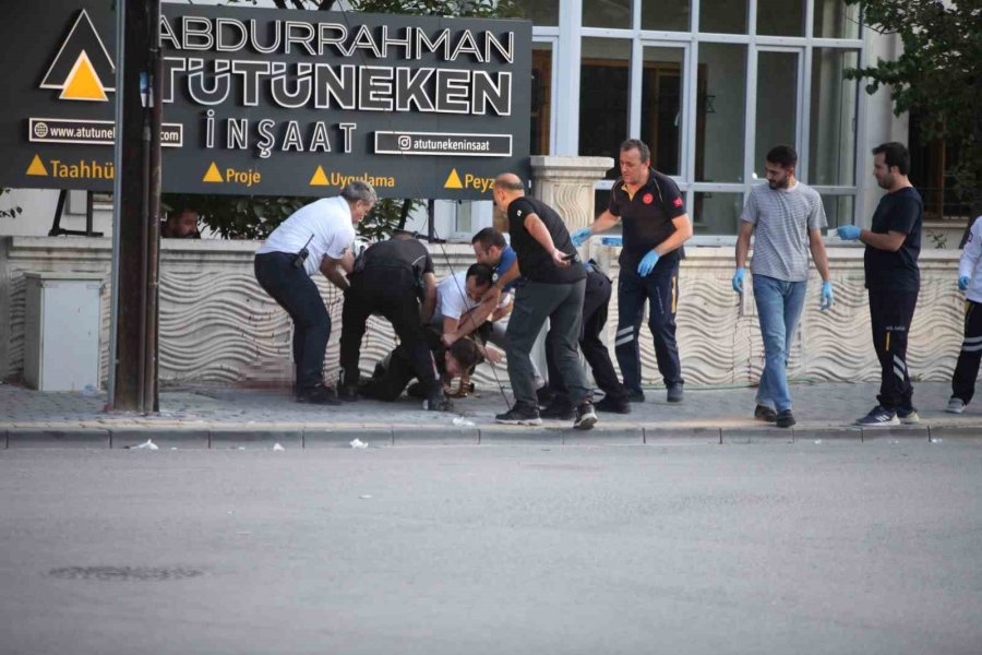 Bıçağı Boğazına Dayadı, Polis Ekipleri Müdahale Etti