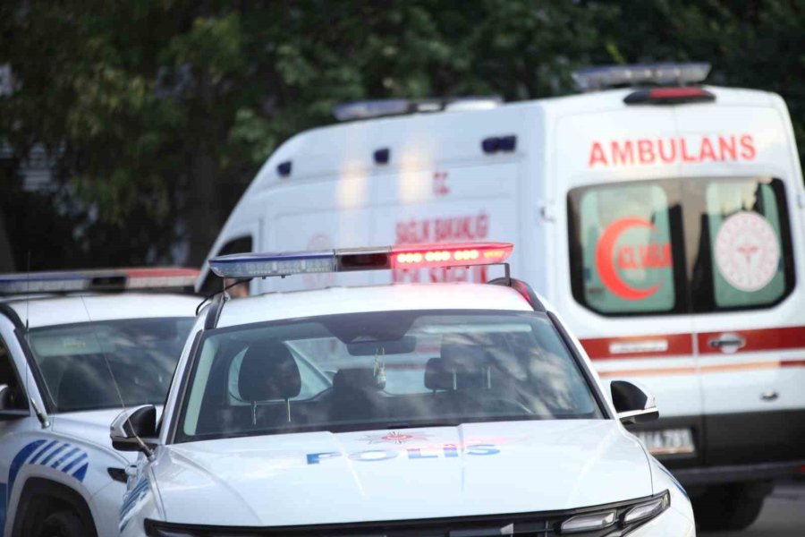 Bıçağı Boğazına Dayadı, Polis Ekipleri Müdahale Etti