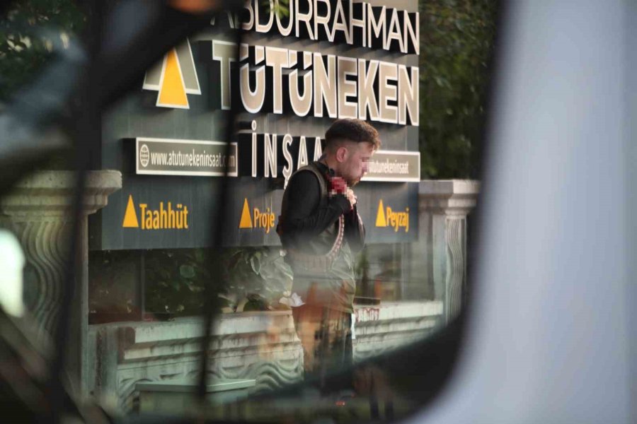 Bıçağı Boğazına Dayadı, Polis Ekipleri Müdahale Etti