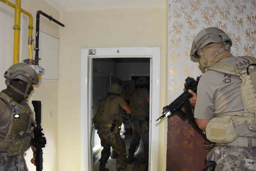 Mersin’de Özel Harekat Destekli Operasyon: Aranan Şahıs Bazadan Çıktı