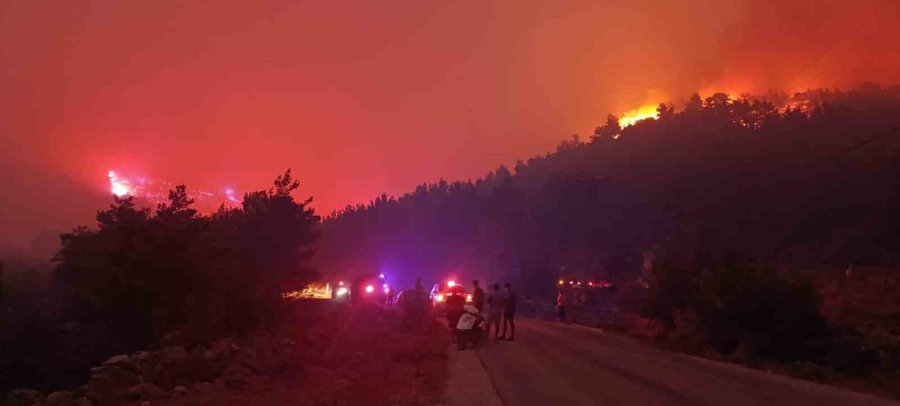 Mersin’deki Orman Yangınına Müdahale Sürüyor