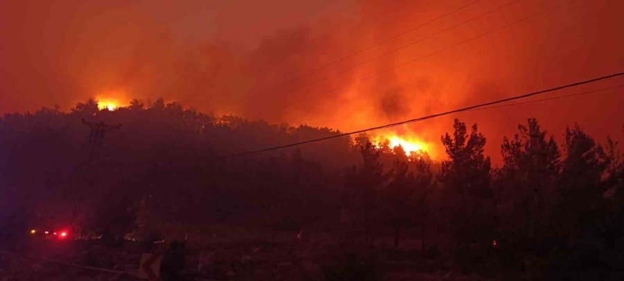 Mersin’deki Orman Yangınına Müdahale Sürüyor